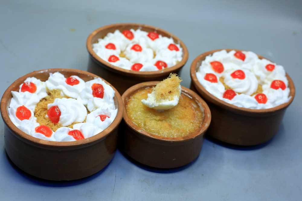 طبقات البسبوسة بالكنافة والكريز والقشطة