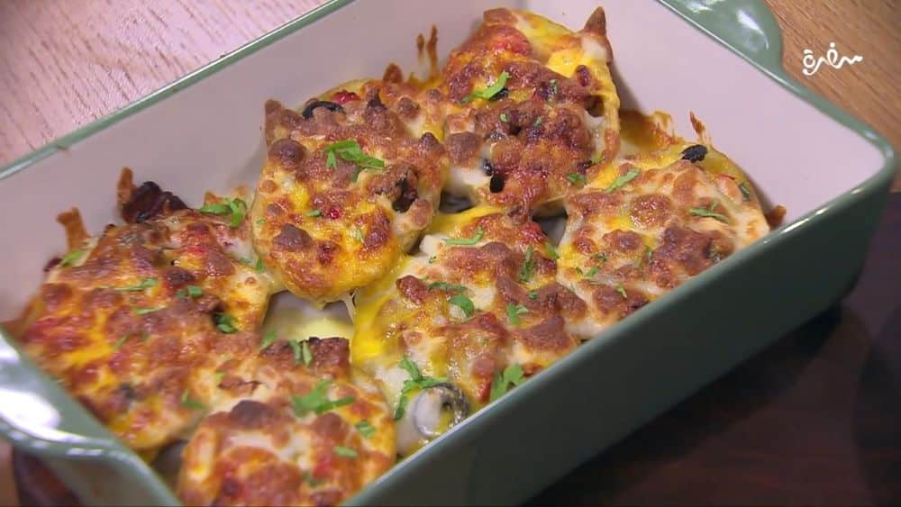 قوارب البطاطس بالسلامي والجبنة