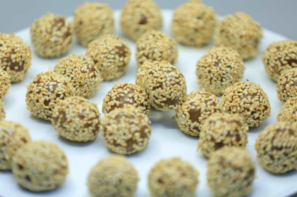 كرات التمر بالمكسرات