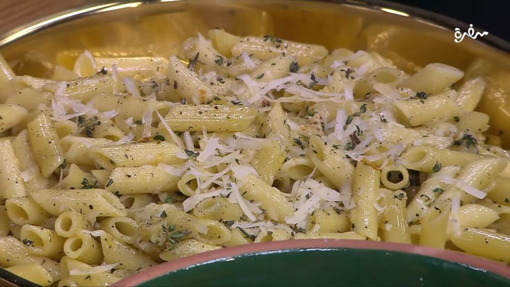 مكرونة بالزبدة والزعتر والثوم