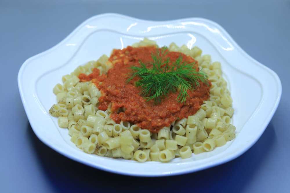 مكرونة بالصلصة والبصل