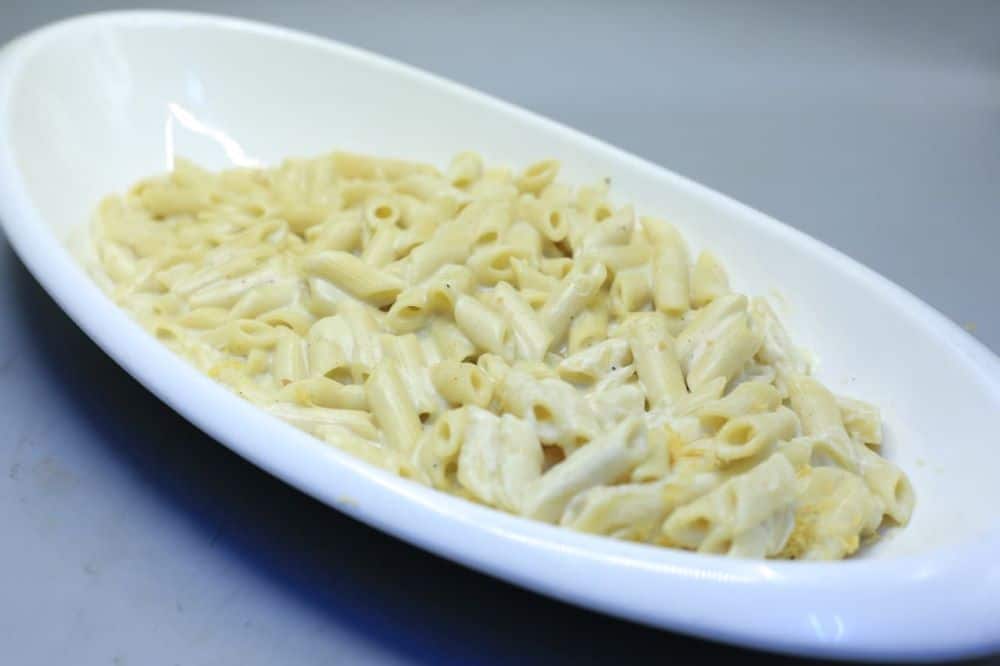 مكرونة بالصوص الأبيض