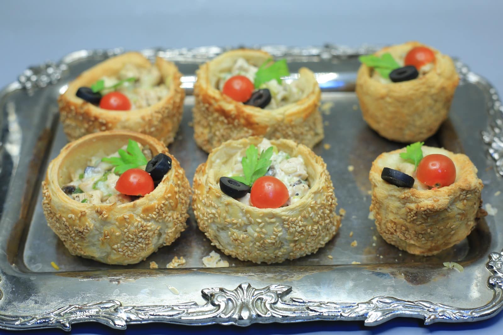 أكواب البف بيستري بحشوة الدجاج