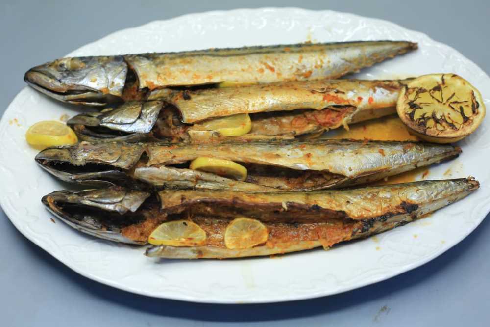 سمك ماكريل مشوي بالزيت والليمون