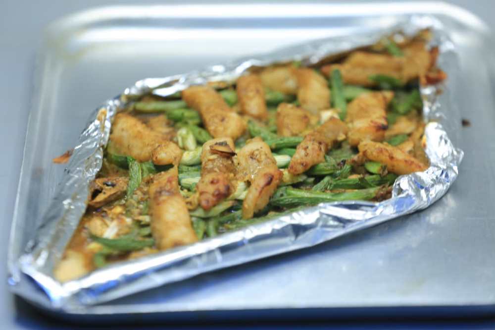 قوارب فيليه قشر بياض في الفرن