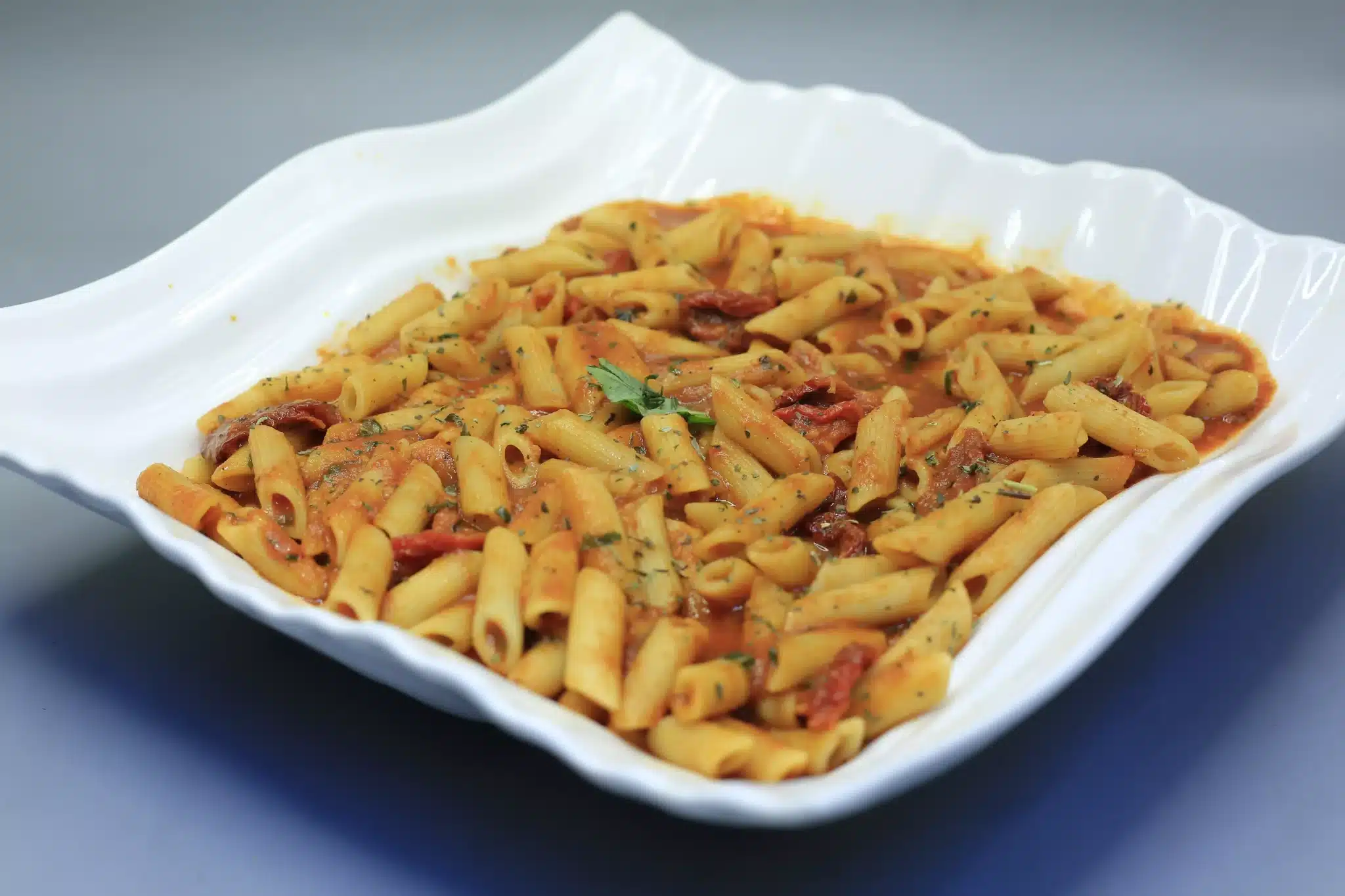 مكرونة بصوص الطماطم والريحان