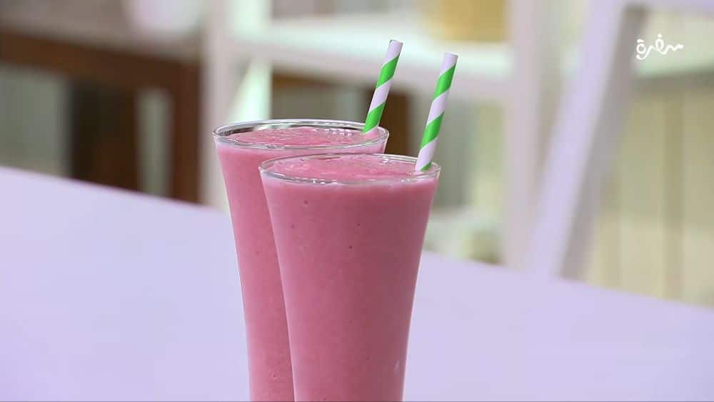 ميلك شيك أناناس بالفراولة