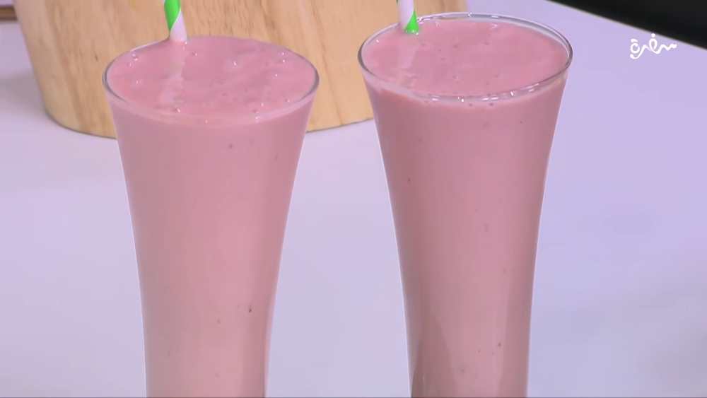 ميلك شيك موز بالفراولة